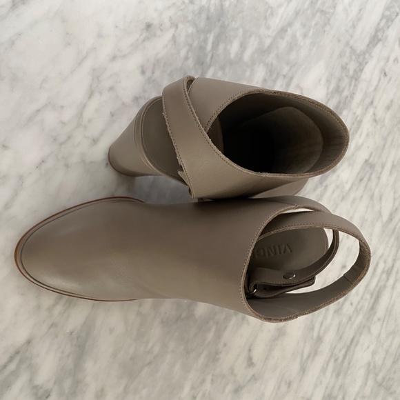 Vince grey block heel bootie - size 9.5 - Picture 4 of 4